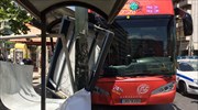Ανοιχτό τουριστικό λεωφορείο έπεσε πάνω σε στάση - Προκλήθηκαν μόνο ζημιές