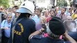 Συγκρούσεις δυνάμεων των ΜΑΤ με τις απολυμένες καθαρίστριες