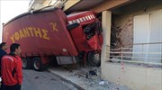 Σπάρτη: Νταλίκα μπήκε σε σαλόνι διώροφης κατοικίας