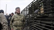 Με στρατιωτική περιβολή ο Ποροσένκο στην ανατολική Ουκρανία