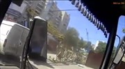 Πεζός γλιτώνει παρά τρίχα από πτώση γερανού