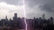 Βίντεο: Κεραυνός χτυπάει κτήριο στη Νέα Υόρκη