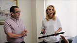 Κλομπ και χειροβομβίδα κρότου λάμψης δώρισε στη Ρ. Δούρου η ΠΟΕ-ΟΤΑ