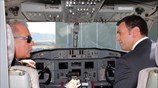 Στο πιλοτήριο πυροσβεστικού αεροσκάφους Δ. Αβραμόπουλος και Β. Κικίλιας