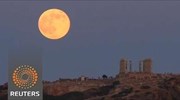 Η πανσέληνος στο Σούνιο μέσα από το φακό του Reuters
