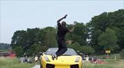 Aλμα πάνω από Lamborghini που τρέχει με 130 χλμ/ώρα