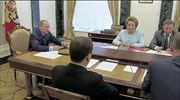 Η ΕΕ επιβάλει τις πρώτες οικονομικές κυρώσεις εναντίον της Ρωσίας