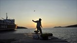 Ψάρεμα χταποδιού στο λιμάνι της Κύθνου