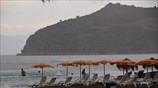 Μπάνιο στη θάλασσα υπό βροχή