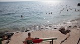Στιγμές δροσιάς στην παραλία του Παλαιού Φαλήρου