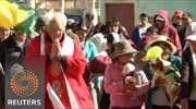 Βολιβιανός ιερέας ευλογεί… κουταβάκια