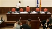 ΠΓΔΜ: Σε ρινγκ μετατράπηκε το Κοινοβούλιο