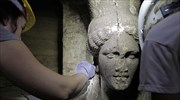 Δύο εξαιρετικής τέχνης καρυάτιδες αποκαλύφθηκαν στο μνημείο της Αμφίπολης
