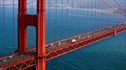 Δύο ελάφια διασχίζουν τη γέφυρα του Σαν Φρανσίσκο