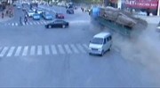 Κίνα: 8 νεκροί από την πρόσκρουση φορτηγού σε στάση λεωφορείων