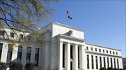 Καθησυχάζει η Fed για τη διατήρηση των χαμηλών επιτοκίων