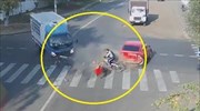 Τυχερός ποδηλάτης γλιτώνει από σύγκρουση με φορτηγό