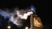 Ουκρανία : Αποκαθήλωσαν το άγαλμα του Λένιν