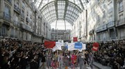 Παρίσι: Ο Κάρλ Λάγκερφελντ «διαδηλώνει» στην Εβδομάδα Μόδας