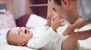 Μωρό κάνει γυμναστική με το μπαμπά του
