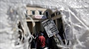 Διοικητικοί υπάλληλοι μπήκαν και διαδηλώνουν μέσα στο κεντρικό κτήριο του ΕΚΠΑ
