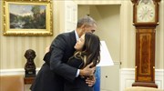 Η αγκαλιά του Ομπάμα στη νοσοκόμα που ανάρρωσε από τον Έμπολα