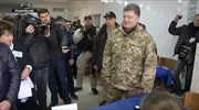 Στην Ανατολική Ουκρανία ο Ποροσένκο, ανήμερα των εκλογών