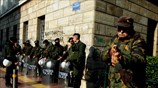 Μπροστά από τα ΜΑΤ