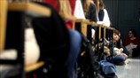 Μάθημα στο πάτωμα για φοιτητές τμήματα του ΕΚΠΑ λόγω μετεγγραφών