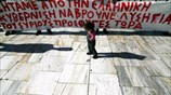 Παραμένουν στο Σύνταγμα οι Σύροι πρόσφυγες