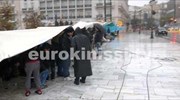 Εκτεθειμένοι στη βροχή και το κρύο οι Σύροι πρόσφυγες στο Σύνταγμα