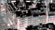 ΕΛΑΣ: Βίντεο από ελικόπτερο με αγνώστους να πετούν αντικείμενα από ταράτσες