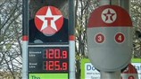 Γιατί δεν πέφτουν οι τιμές της βενζίνης παρά τη νέα πτώση του πετρελαίου;