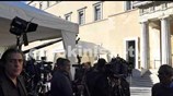 Η ατμόσφαιρα έξω από τη Βουλή