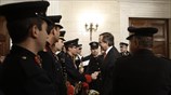 Χριστουγεννιάτικα κάλαντα στον Πρωθυπουργό