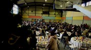 Εκατοντάδες άνθρωποι στο γεύμα αγάπης του δήμου Αθηναίων