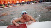 Αγώνας κολύμβησης σε πισίνα από πάγο