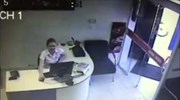 Γλίτωσε από θαύμα όταν φορτηγάκι εισέβαλε στο γραφείο της