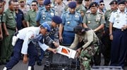 AirAsia: Περισυνελέγη το μαύρο κουτί - Έκρηξη προηγήθηκε της πτώσης στη θάλασσα