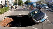 Κίνα: Αυτοκίνητο πέφτει σε γιγάντια τρύπα στο οδόστρωμα