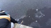 Πυροτεχνήματα σε παγωμένη λίμνη