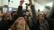 Πανηγυρισμοί στην πλατεία Κλαυθμώνος για τα exit polls