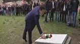 Λουλούδια από τον πρωθυπουργό στο μνημείο των εκτελεσθέντων  στην Καισαριανή