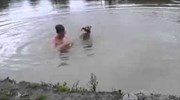 Σκύλος κάνει βουτιά σε λίμνη νομίζοντας ότι πνίγεται ο ιδιοκτήτης του