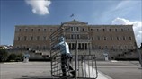 Η αφαίρεση των καγκέλων μπροστά από το μνημείο του Άγνωστου Στρατιώτη