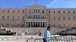 Αφαιρέθηκαν τα κάγκελα ασφαλείας μπροστά από τη Βουλή