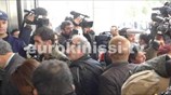Με χειροκροτήματα υποδέχτηκαν τον Γ. Βαρουφάκη οι απολυμένες καθαρίστριες του ΥΠΟΙΚ