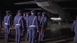 Προσγείωση του αεροσκάφους που μετέφερε τις σορούς των δύο άτυχων πιλότων