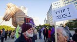 Βρυξέλλες: Διαδήλωση κατά της διατλαντικής συμφωνίας ελεύθερου εμπορίου