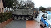 Γερμανία: Μπήκε στην αυλή τους ένα… βρετανικό τανκ